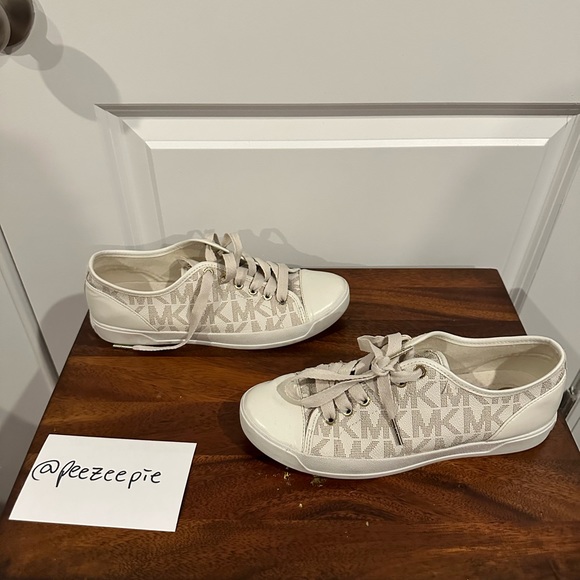 Michael Kors cute logo sneaker - Picture 1 of 3